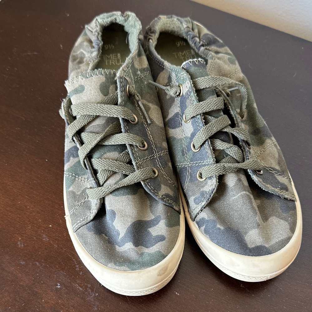 Time and Tru Green Camouflage womens Sneakers 9.5